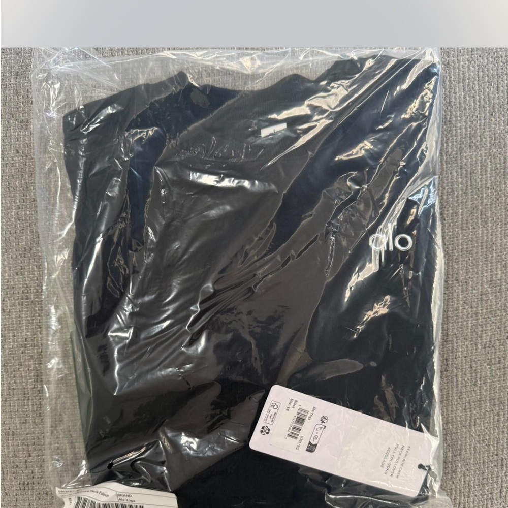 ALO Yoga Women's Black Crewneck - Picture 3 of 3